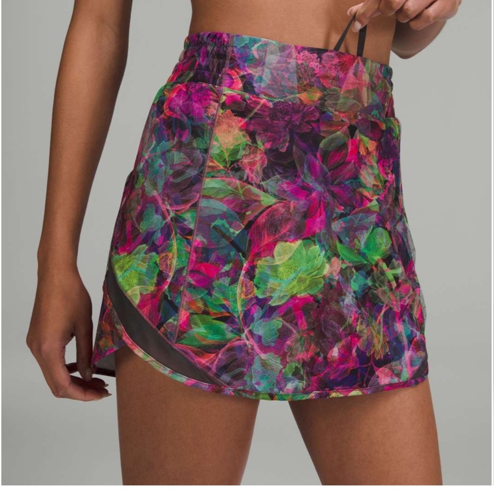 Lululemon Hotty Hot High-Rise Skirt in Vivid Floral Tone Multi/Graphite Grey